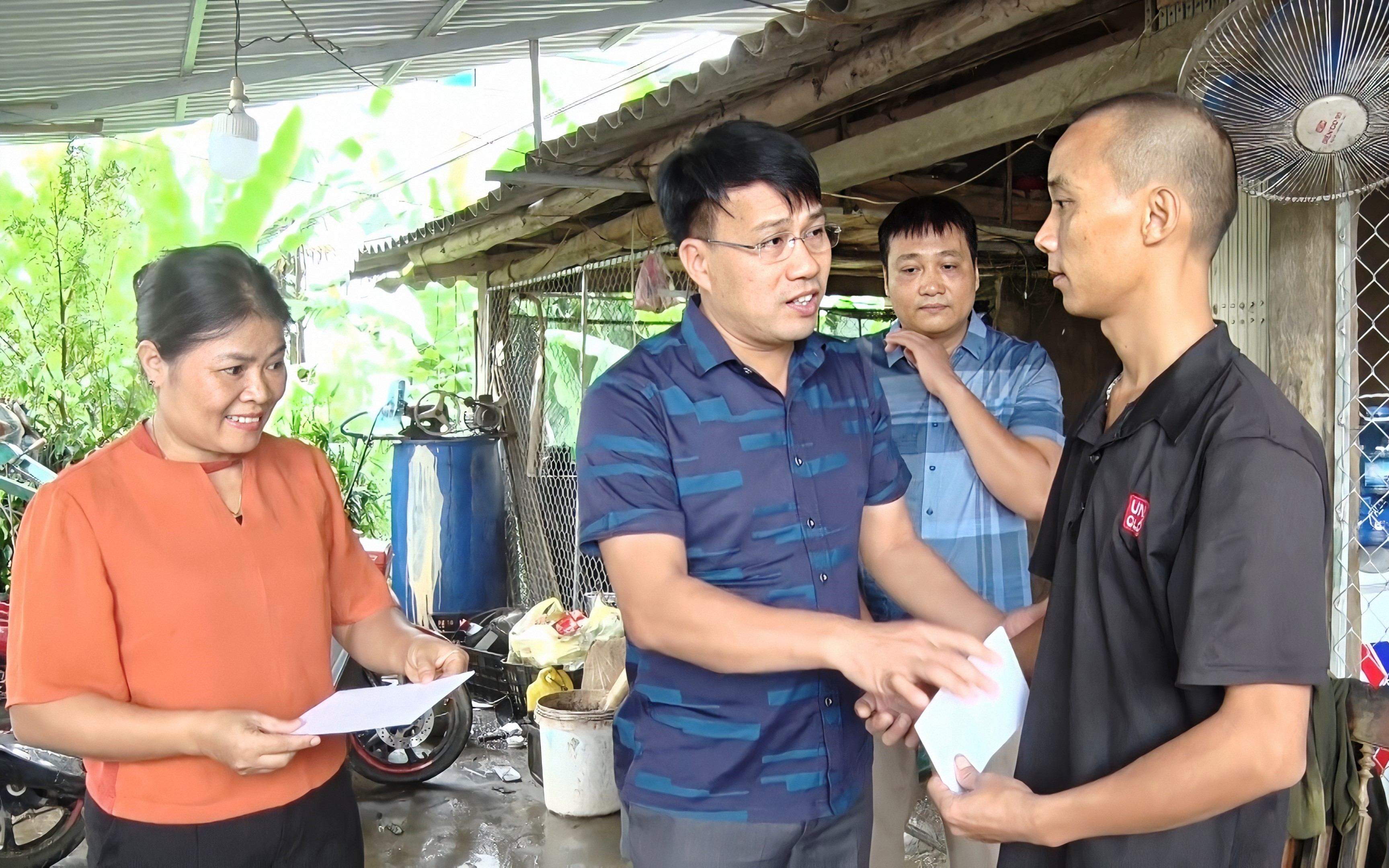 Lãnh đạo huyện Vị Xuyên tặng quà động viên 2 anh em cứu người trên sông Lô.