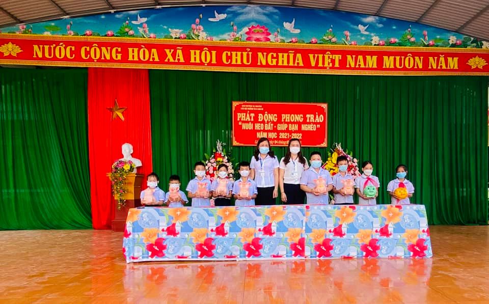 Liên đội trường Tiểu học B Linh Hồ đã phát động phong trào “ Nuôi heo đất - Giúp bạn nghèo
